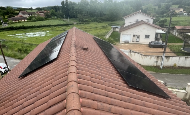 panneaux photovoltaïques sur toiture à Frontonas