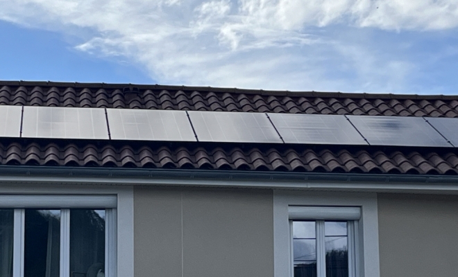 panneaux photovoltaïques sur toiture à Frontonas