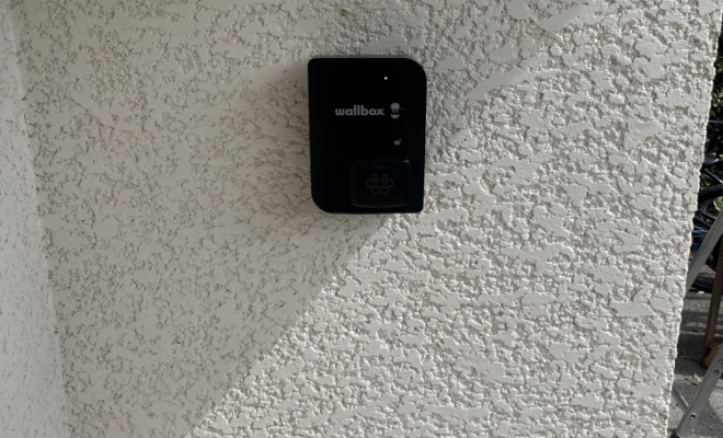 vue d'installation d'une borne de recharge wallbox sur mur extérieur à chateauvilain