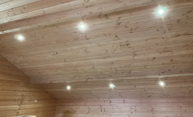 pose de spots dans un faux plafond bois à Montceau