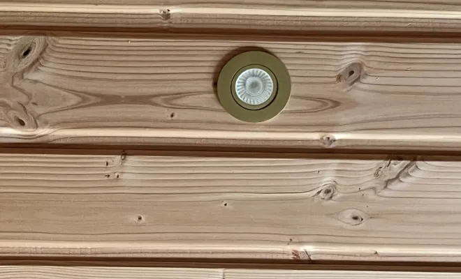 spot doré intégré dans faux plafond bois