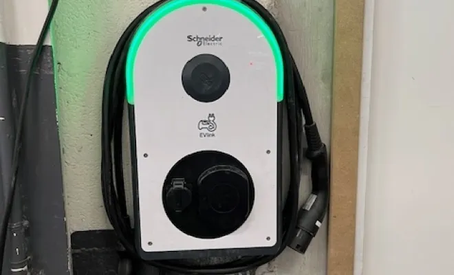 borne de recharge Schneider Electric et son câble d'alimentation pour véhicule électrique